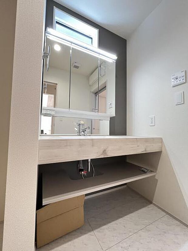 洗面化粧台です。朝の身支度から1日が始まります。