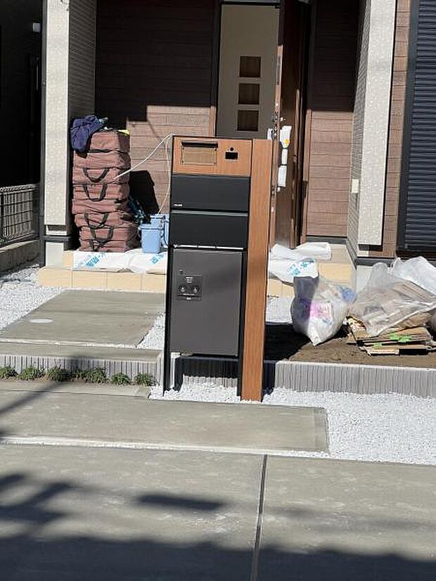 TVドアホンとポストおよび宅配BOXが付いた門柱です。不在時の荷物の受け取りがとても便利です。