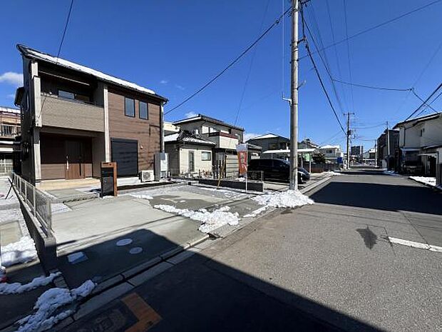 前面道路は6.1ｍございますので、車の出入りが楽楽です。