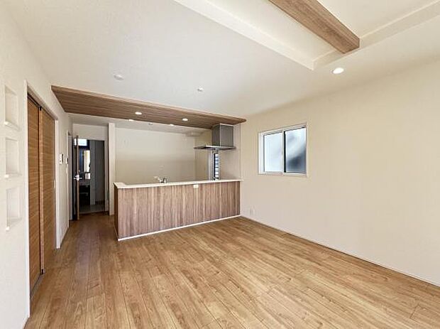 お食事中もキッチンと会話が楽しめるダイニングスペース。