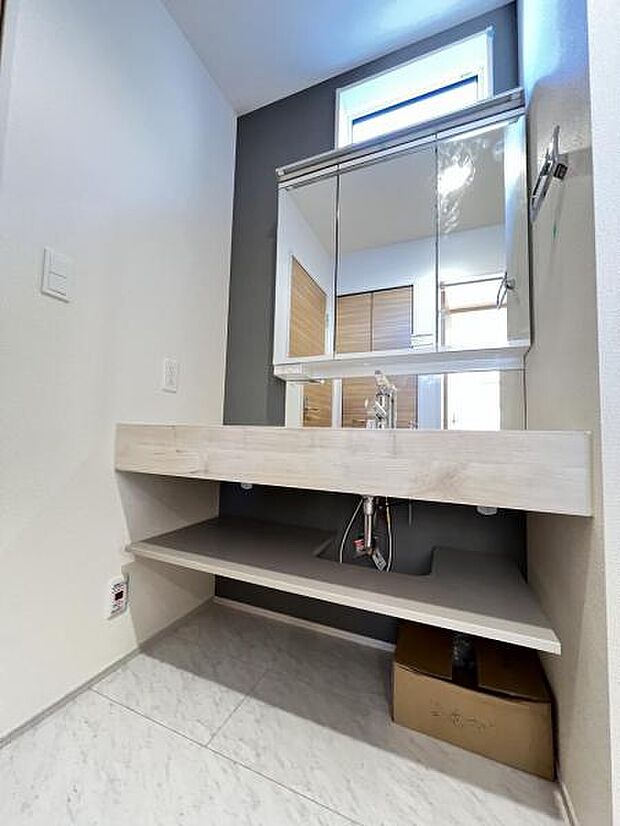 洗面化粧台です。朝の身支度から1日が始まります。