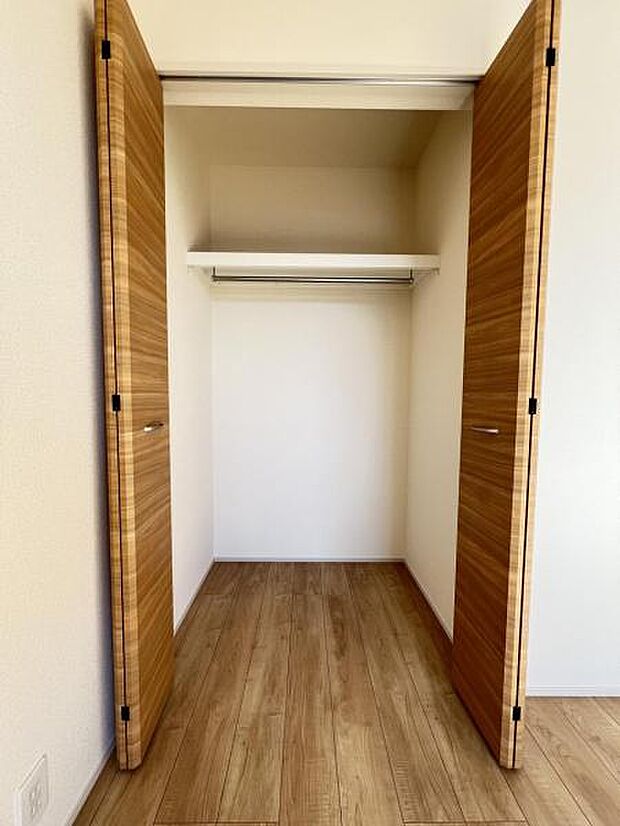 いつでもお部屋をスッキリお使い頂ける収納スペースを設置。