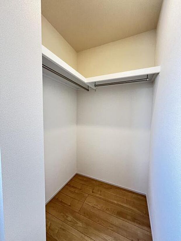 ウォークインクローゼットがあり収納スペースも豊富。季節物もスッキリ片付きそうです。