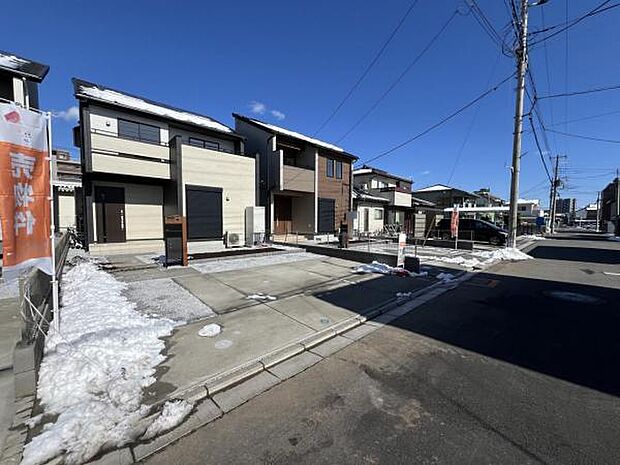 前面道路は6.1mございますので、車の出入りが楽楽です。