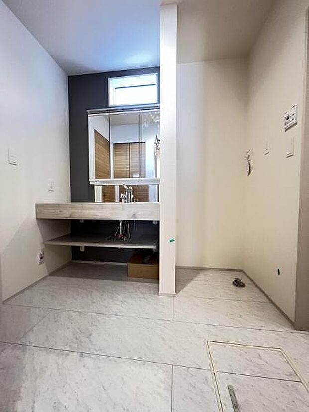 脱衣所は小さなお子様がいるご家庭にも重宝されます。