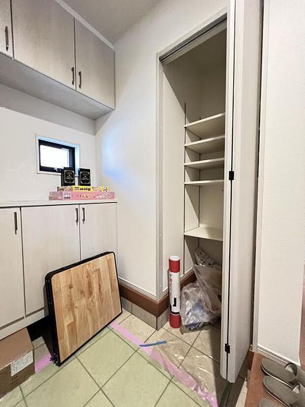 シューズボックスとシューズクロークがあり、収納力たっぷりの玄関です。