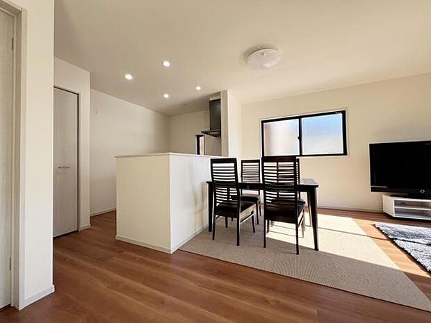 お食事中もキッチンと会話が楽しめるダイニングスペース。