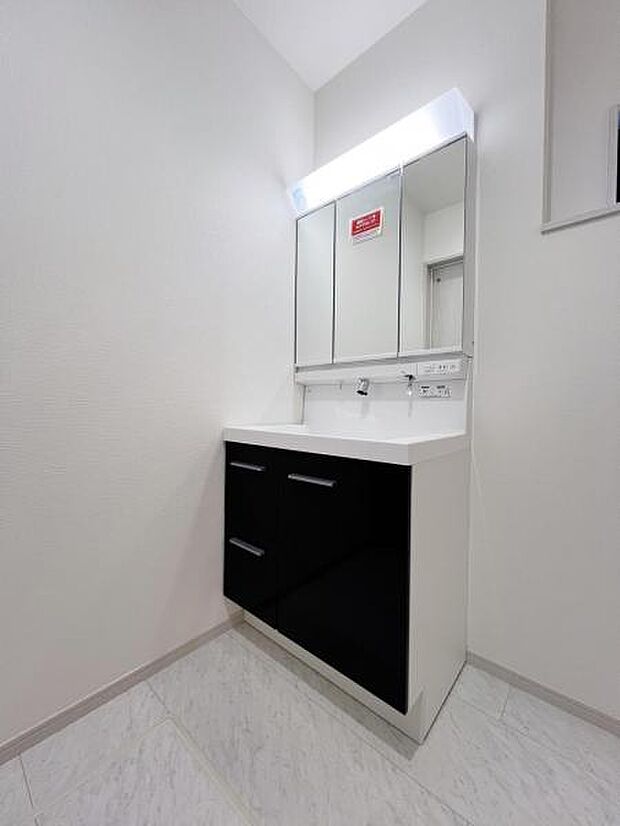 洗面化粧台です。朝の身支度から1日が始まります。