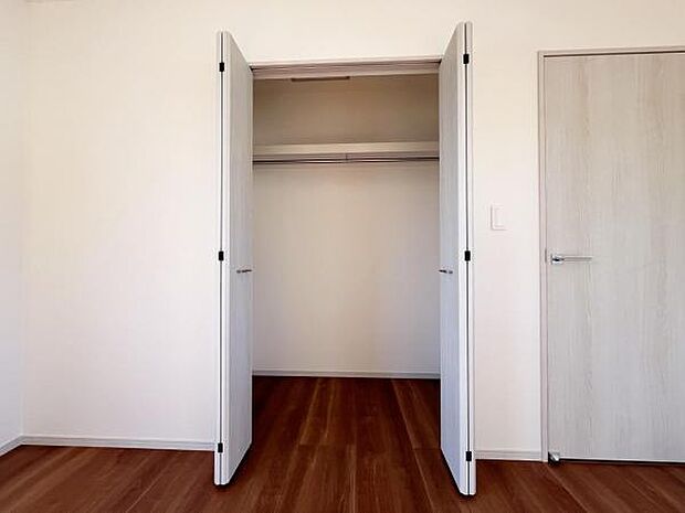 いつでもお部屋をスッキリお使い頂ける収納スペースを設置。