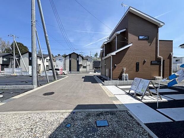 前面道路を含めた現地写真です。