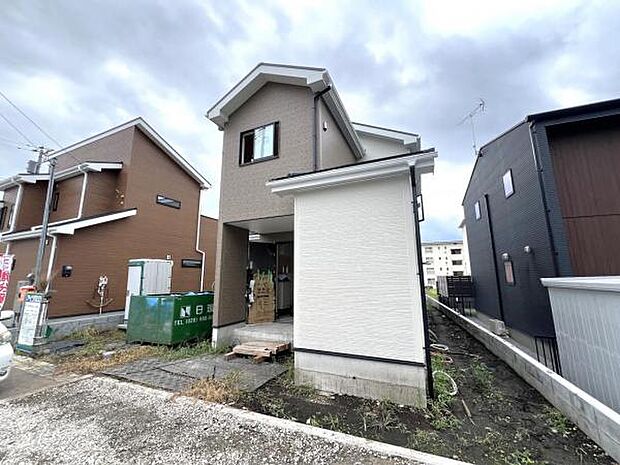 前面道路を含めた現地写真です。ぜひ周辺環境も併せてご覧ください。