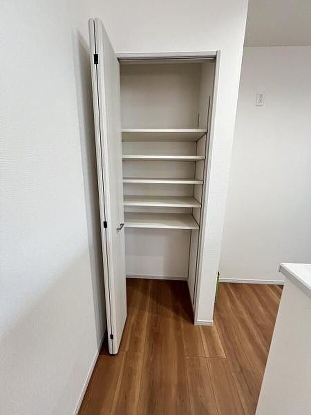 食材や調味料などのストックに便利なパントリー付き。