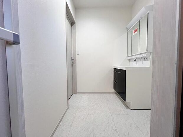 脱衣所は小さなお子様がいるご家庭にも重宝されます。