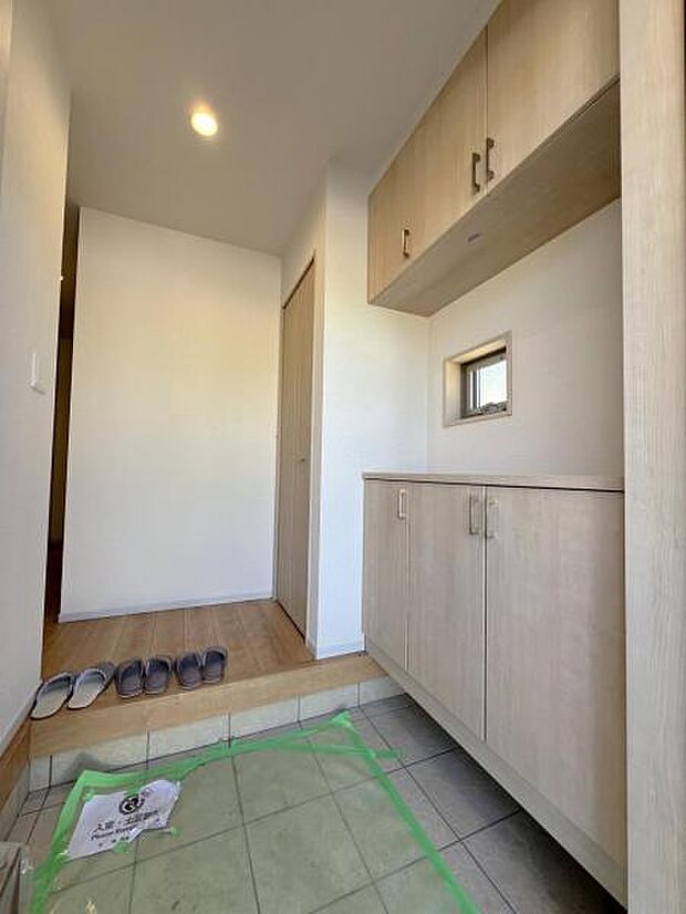 綺麗で明るい玄関でお客様をお迎えいただけます。