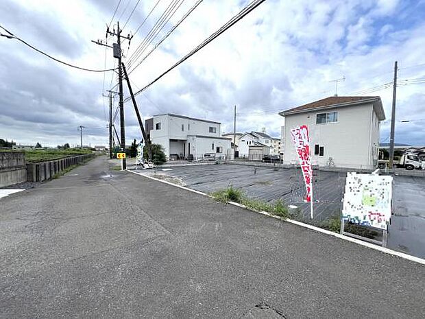 前面道路です。住宅地につき落ち着いた新生活を始められそうです。