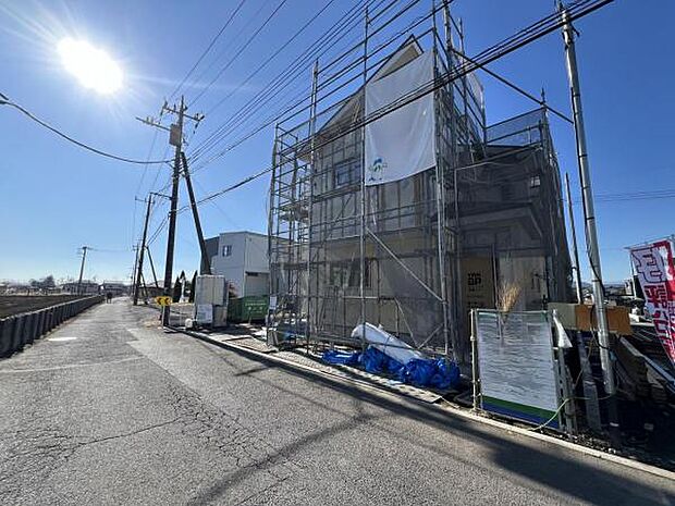 前面道路を含めた現地写真です。