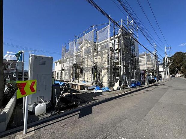 前面道路です。住宅地につき落ち着いた新生活を始められそうです。