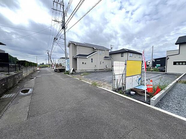 前面道路です。住宅地につき落ち着いた新生活を始められそうです。