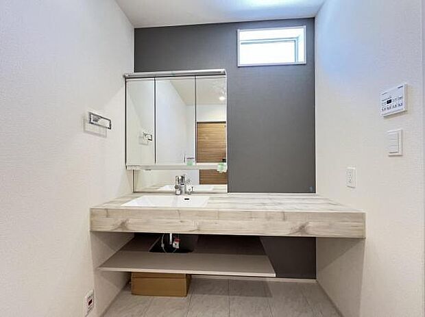 洗面化粧台です。朝の身支度から1日が始まります。