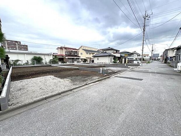 前面道路です。住宅地につき落ち着いた新生活を始められそうです。