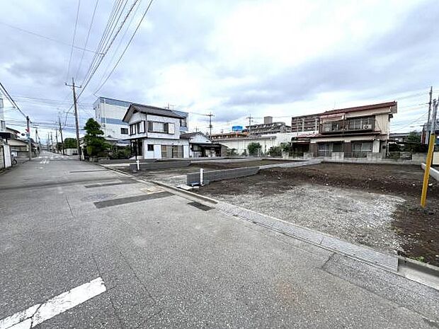 前面道路を含めた現地写真です。ぜひ周辺環境も併せてご覧ください。