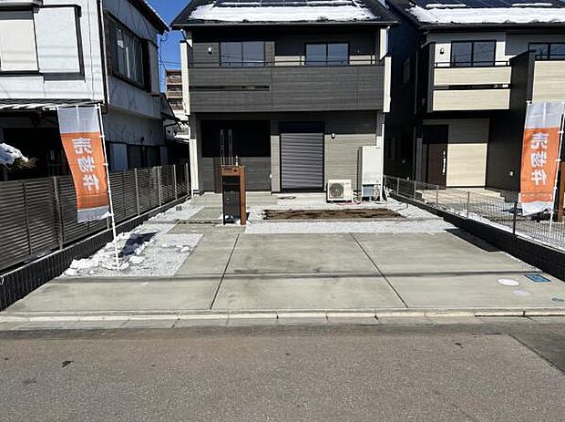 カースペースは車種により3台並列・駐車可能です。