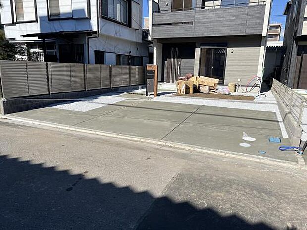 カースペースは車種により3台並列・駐車可能です。