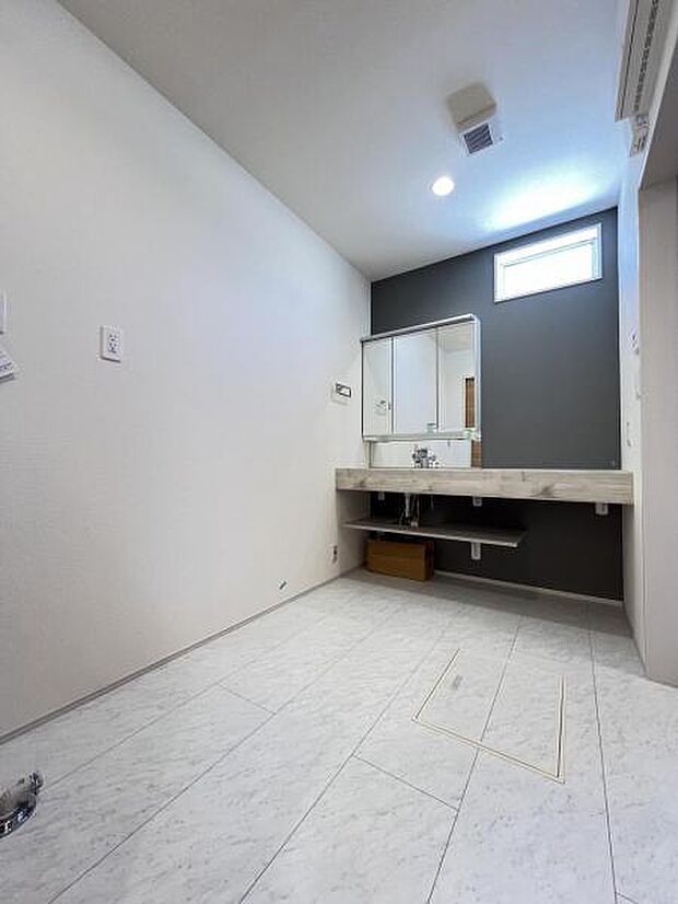 独立洗面台の手前にはランドリースペースがございます。