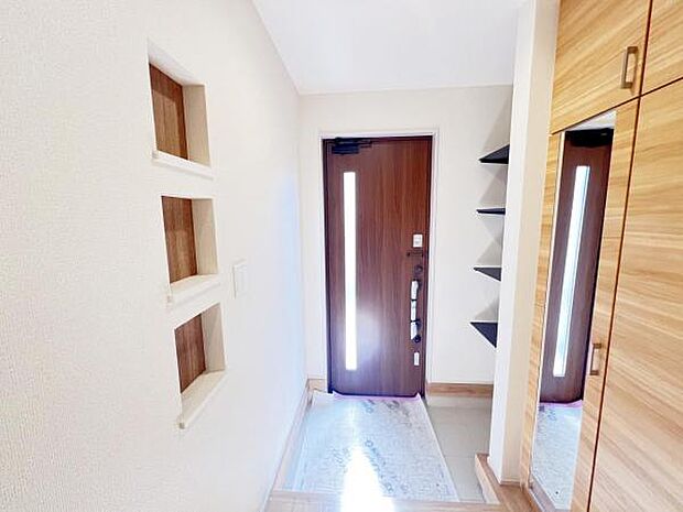 綺麗で明るい玄関でお客様をお迎えいただけます。ニッチのスペースには好きなものを飾ってください。