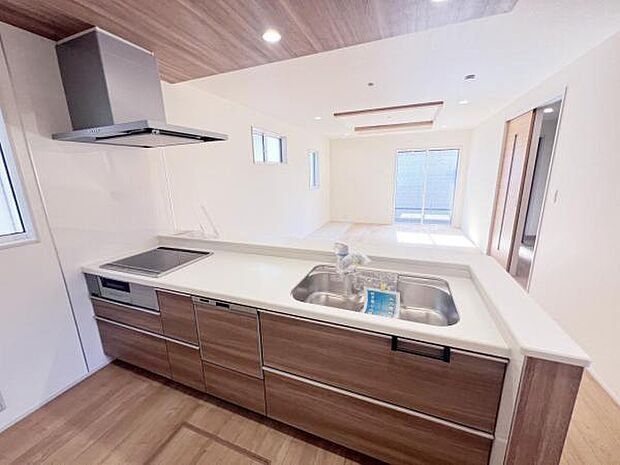 IHは熱効率が約90%と高く、エネルギーを無駄なく使え、ムダなく高火力調理ができ、調理時間の短縮につながります。?掃除はフラットなガラス面なので、汚れをサッと拭き取れてお手入れが簡単です。