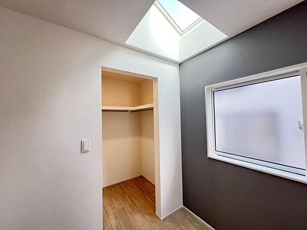 2階の北側に位置するウォークインクローゼットそばには明るい日差しの入る天窓がございます。