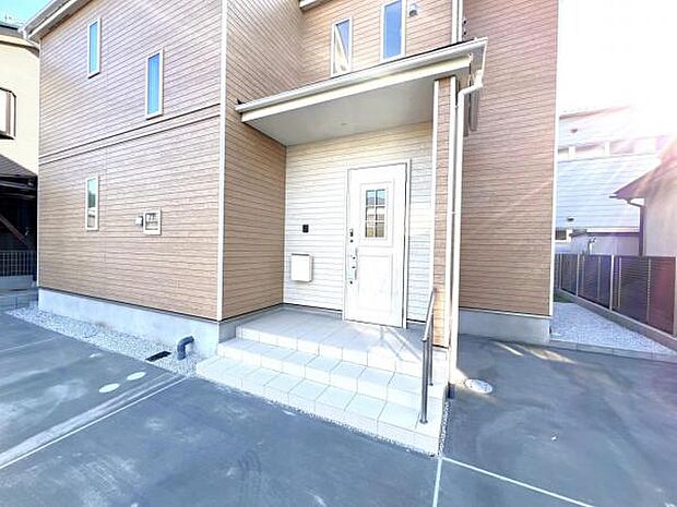 綺麗で明るい玄関でお客様をお迎えいただけます。