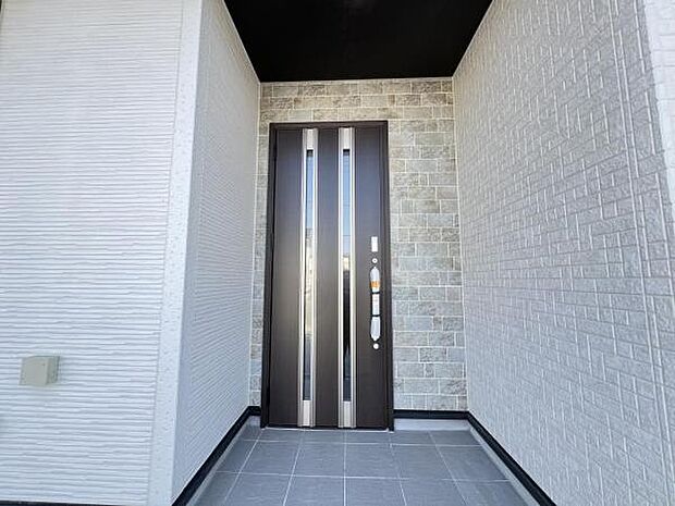 綺麗で明るい玄関でお客様をお迎えいただけます。