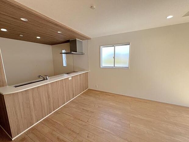 お食事中もキッチンと会話が楽しめるダイニングスペース。