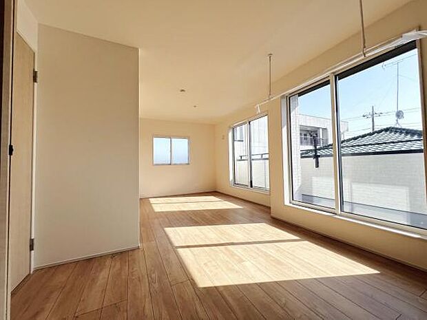 明るい広々とした主寝室でご家族ゆっくりお休みになれますね。