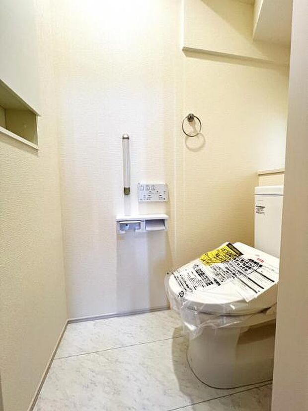 シャワー洗浄機能付のトイレは、清潔感が印象的な空間ですね。