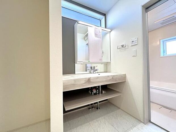 シャワー付き洗面化粧台です。手軽にシャンプーができ、お掃除もしやすいですね。