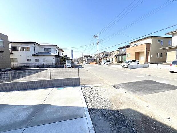 前面道路を含めた現地写真です。ぜひ周辺環境も併せてご覧ください。