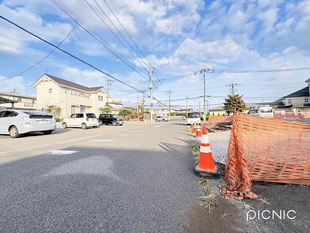 前面道路です。住宅地につき落ち着いた新生活を始められそうです。