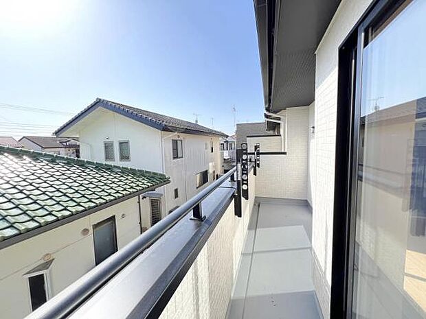 広々バルコニーで布団やレジャーシートなど大きな物も簡単に干すことができお洗濯も楽しくなりそうですね。