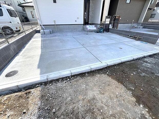 セカンドカーにも便利な並列駐車2台可能です。