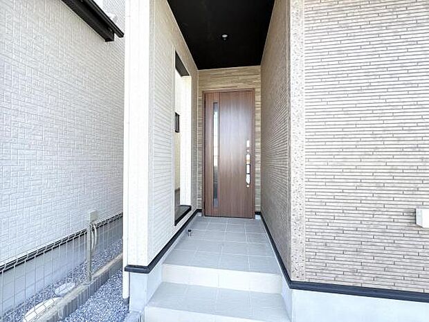 綺麗で明るい玄関でお客様をお迎えいただけます。