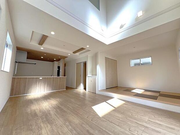 LDKには吹き抜けと織り上げ天井があり、明るい作りとなっております。