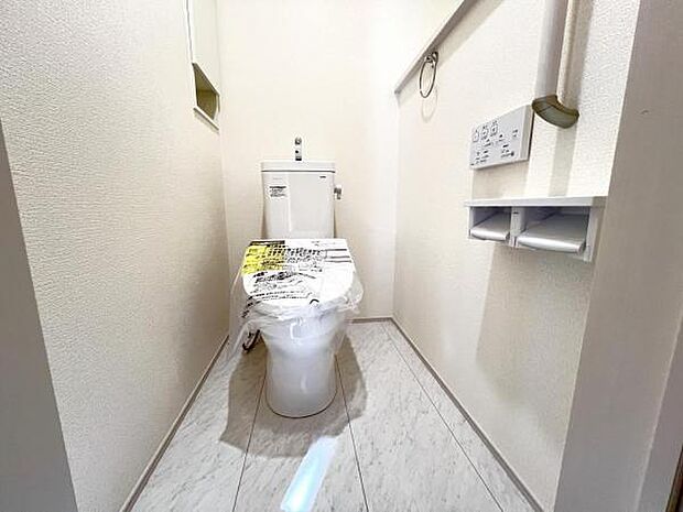 シャワー洗浄機能付のトイレは、清潔感が印象的な空間ですね。