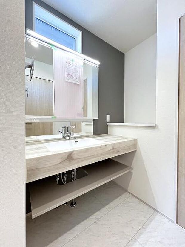 シャワー付き洗面化粧台です。手軽にシャンプーができ、お掃除もしやすいですね。