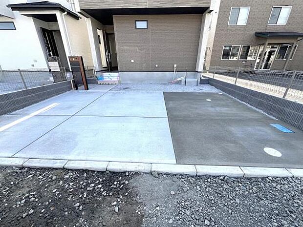 セカンドカーにも便利な並列駐車2台可能です。