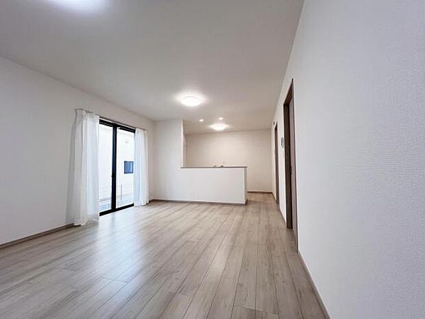 お食事中もキッチンと会話が楽しめるダイニングスペース。