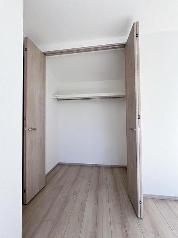 いつでもお部屋をスッキリお使い頂ける収納スペースを設置。