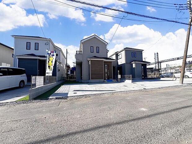 前面道路を含めた現地写真です。