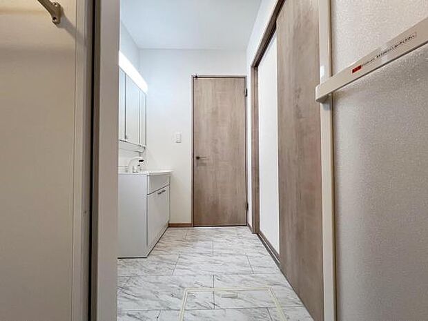 脱衣所は小さなお子様がいるご家庭にも重宝されます。